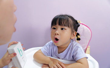 孩子說話結(jié)巴掛什么科室？