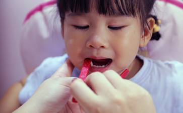 小孩結(jié)巴是什么原因引起的？這幾點(diǎn)是關(guān)鍵